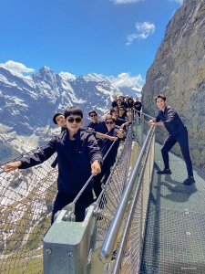 Å gå på Birg Thrill Walk er slik en utrolig opplevelse, og utsikten tar pusten fra en, hele veien! Denne 200 meter lange stålstrukturen henger fast i klippen, rundt toppen av fjellet.