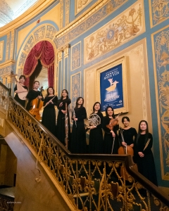 Damene i Shen Yuns Nord-Amerika kompani beærer foajeen i Detroit Opera House med sitt 'instrumentale' nærvær. Visste du at alle Shen Yuns opptredener akkompagneres av et levende orkester, som kombinerer både østlige og vestlige instrumenter?