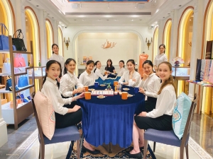 Te-tid i Taiwan! Damene våre nyter drikke og godsaker i den nye Shen Yun Collections butikken.