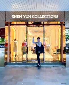Imens har Shen Yun International Company nådd Taiwan, og besøker Shen Yuns aller første butikk i Taipei. Sopranen Rachael Bastic oppfordrer deg til å stikke innom, om du har muligheten til det.